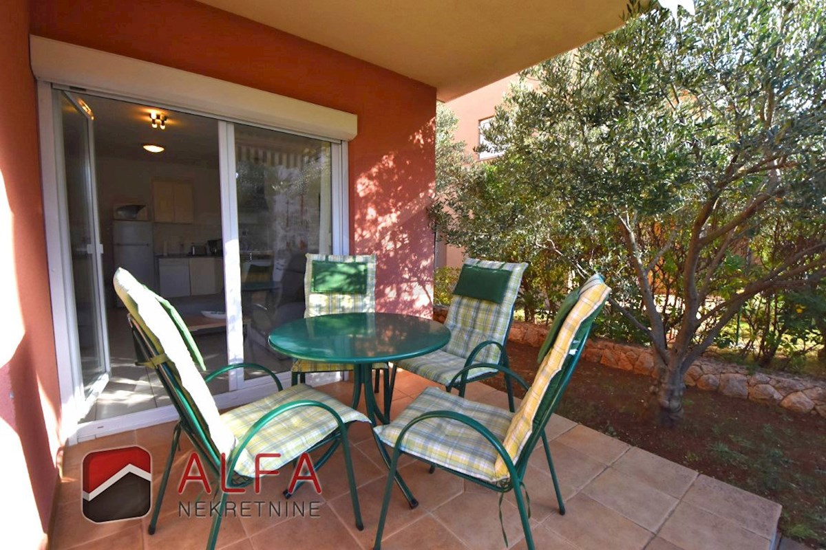 Hrvaška, Vodice, prodaja pritličnega stanovanja z vrtom