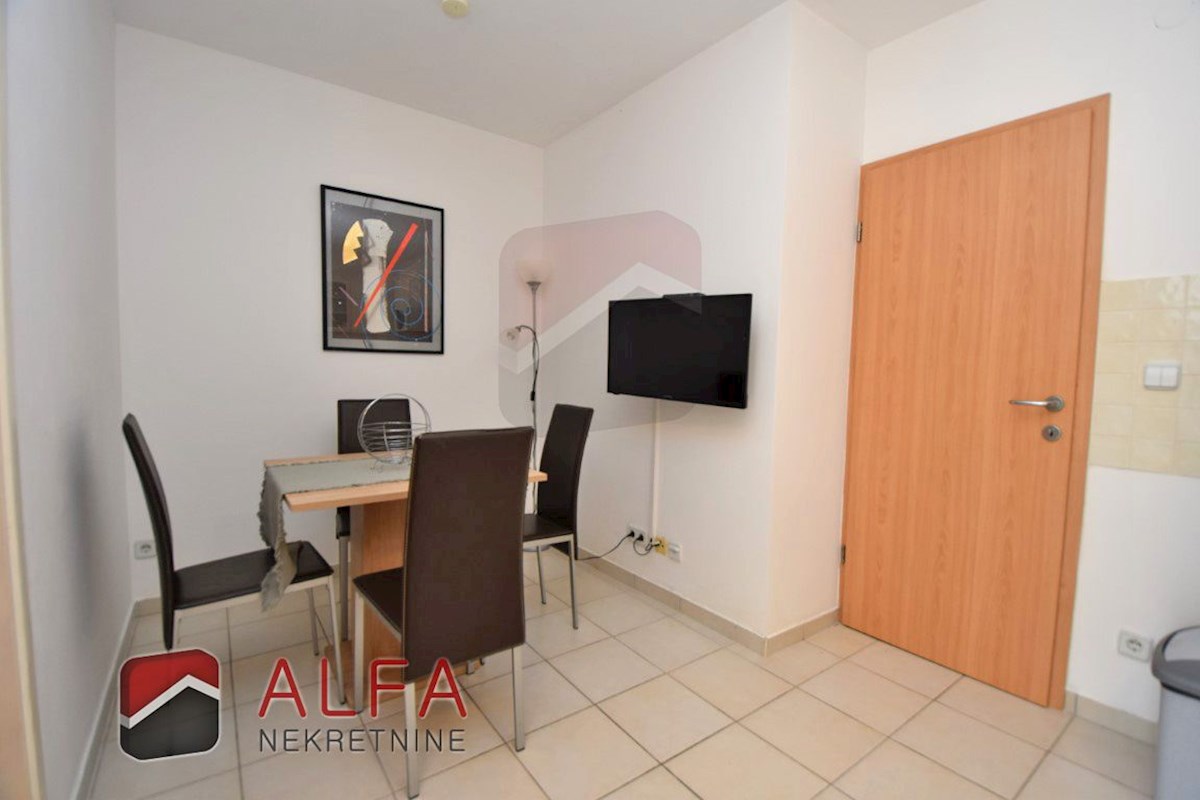 Hrvaška, Vodice, prodaja pritličnega stanovanja z vrtom