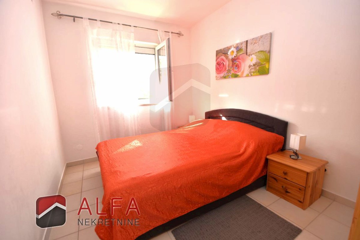 Hrvaška, Vodice, prodaja pritličnega stanovanja z vrtom