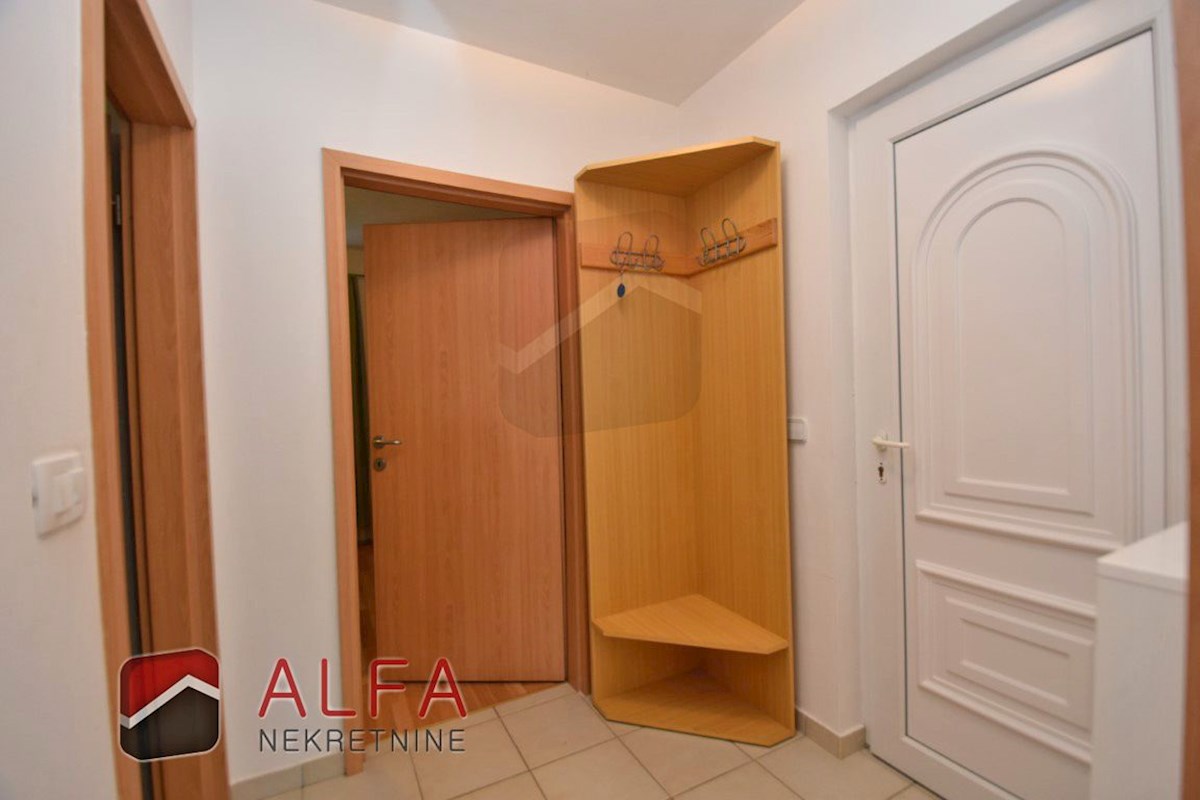 Hrvaška, Vodice, prodaja pritličnega stanovanja z vrtom