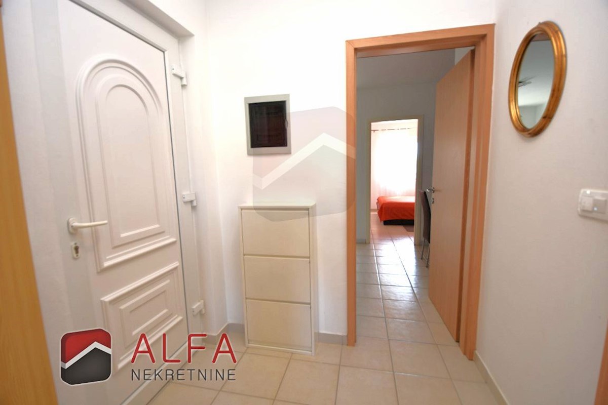 Hrvaška, Vodice, prodaja pritličnega stanovanja z vrtom