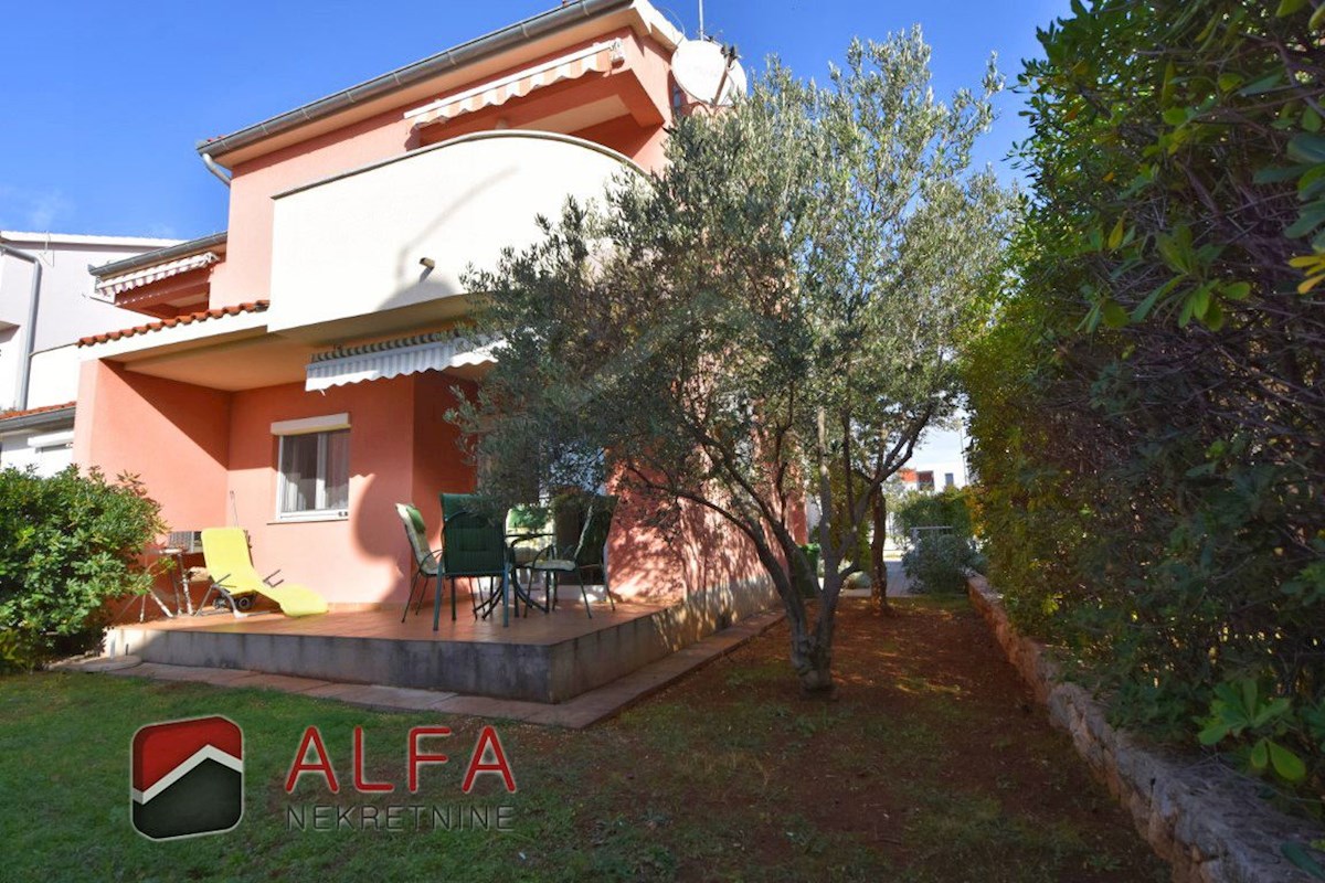 Hrvaška, Vodice, prodaja pritličnega stanovanja z vrtom