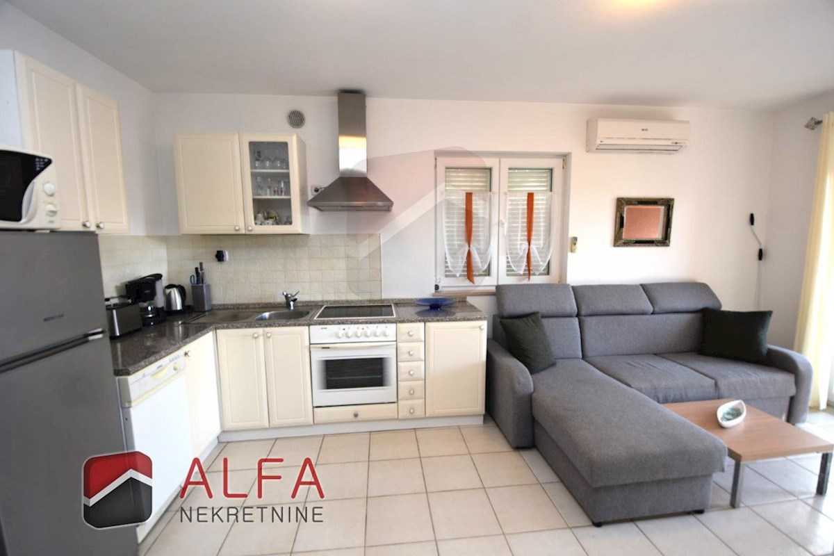 Hrvaška, Vodice, prodaja pritličnega stanovanja z vrtom