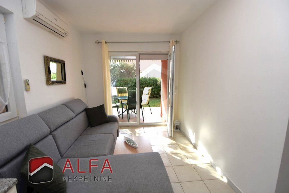 Hrvaška, Vodice, prodaja pritličnega stanovanja z vrtom