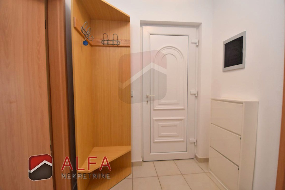 Hrvaška, Vodice, prodaja pritličnega stanovanja z vrtom