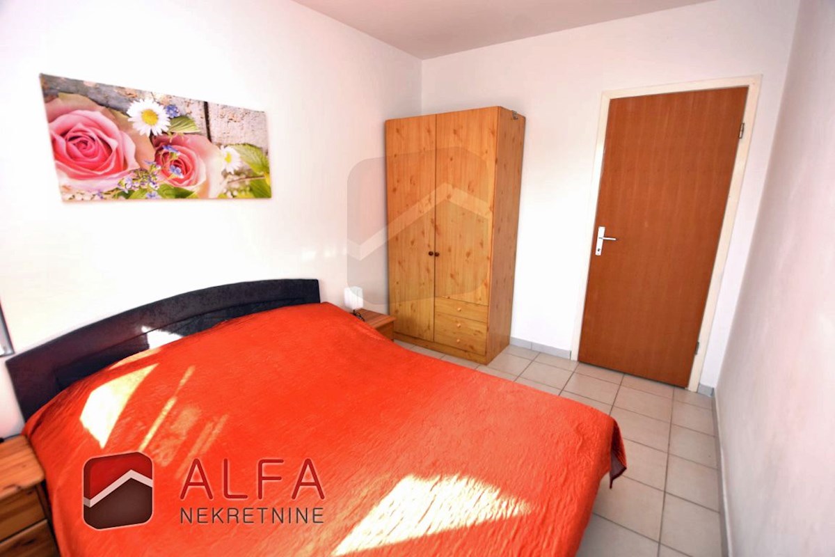 Hrvaška, Vodice, prodaja pritličnega stanovanja z vrtom