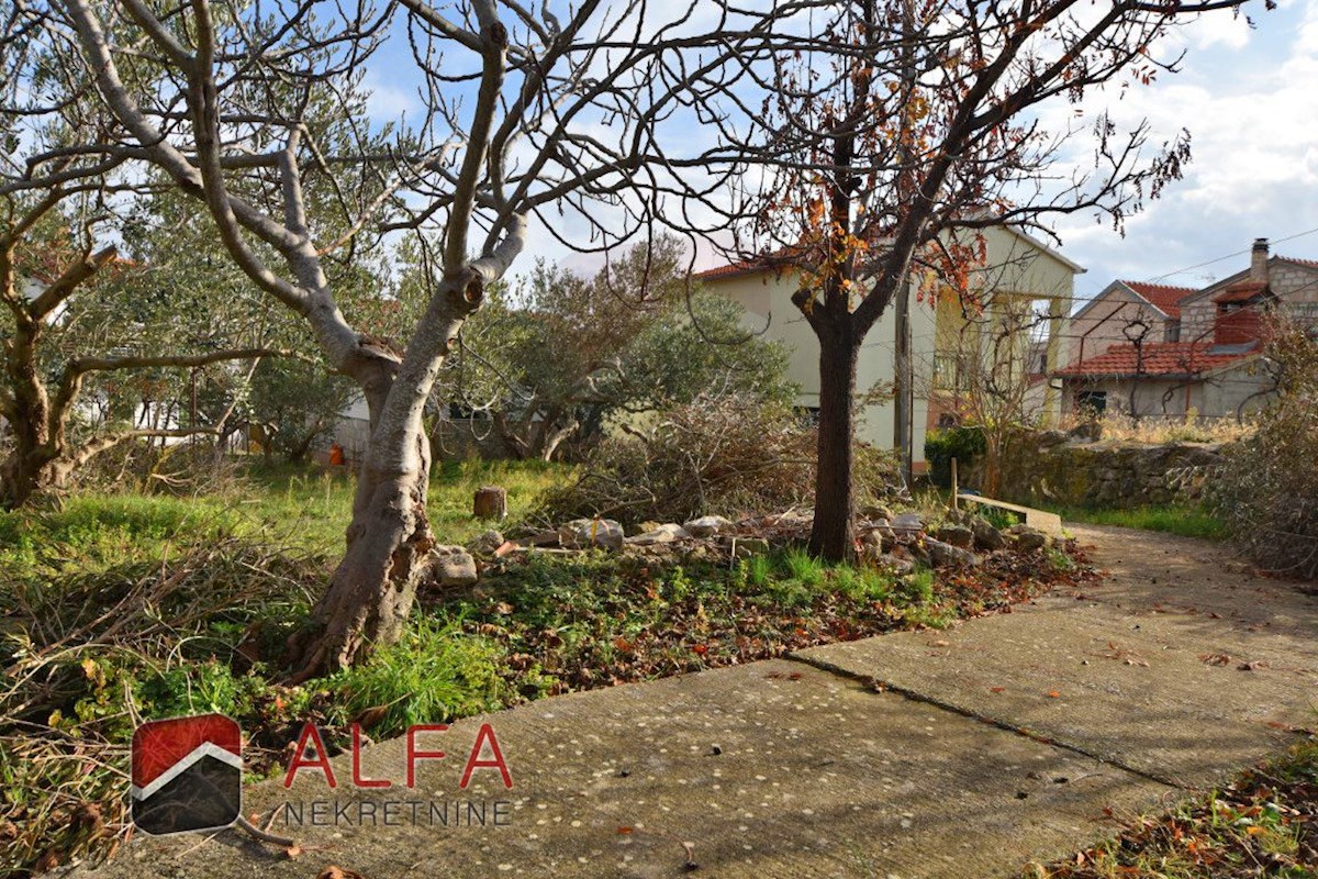 Hrvaška, otok Prvić, Šepurine – hiša naprodaj z velikim vrtom in pogledom na morje