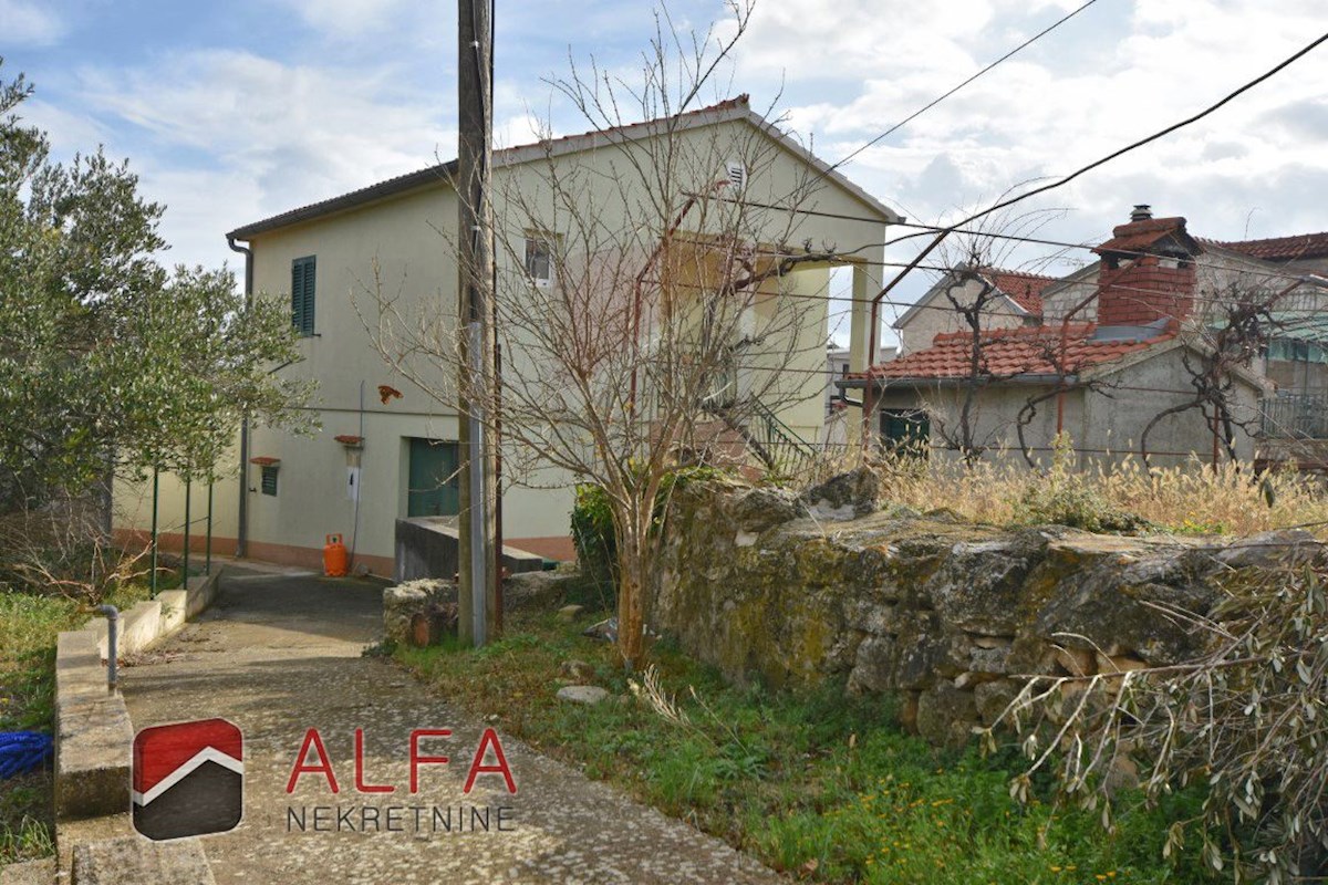 Hrvaška, otok Prvić, Šepurine – hiša naprodaj z velikim vrtom in pogledom na morje