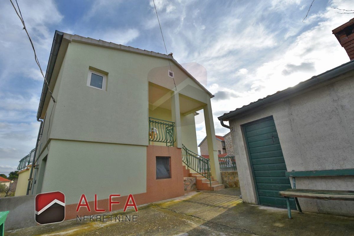 Hrvaška, otok Prvić, Šepurine – hiša naprodaj z velikim vrtom in pogledom na morje