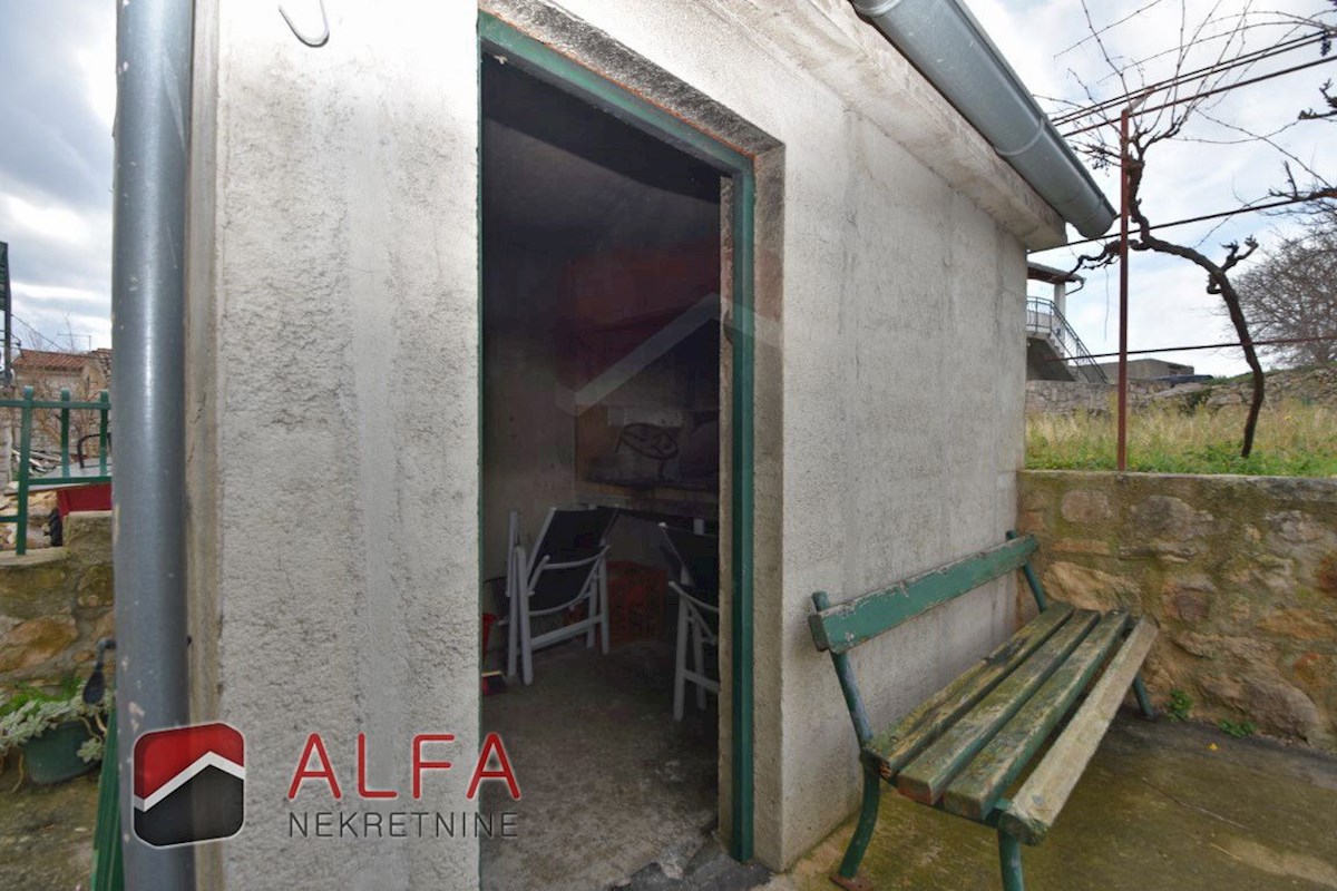 Hrvaška, otok Prvić, Šepurine – hiša naprodaj z velikim vrtom in pogledom na morje