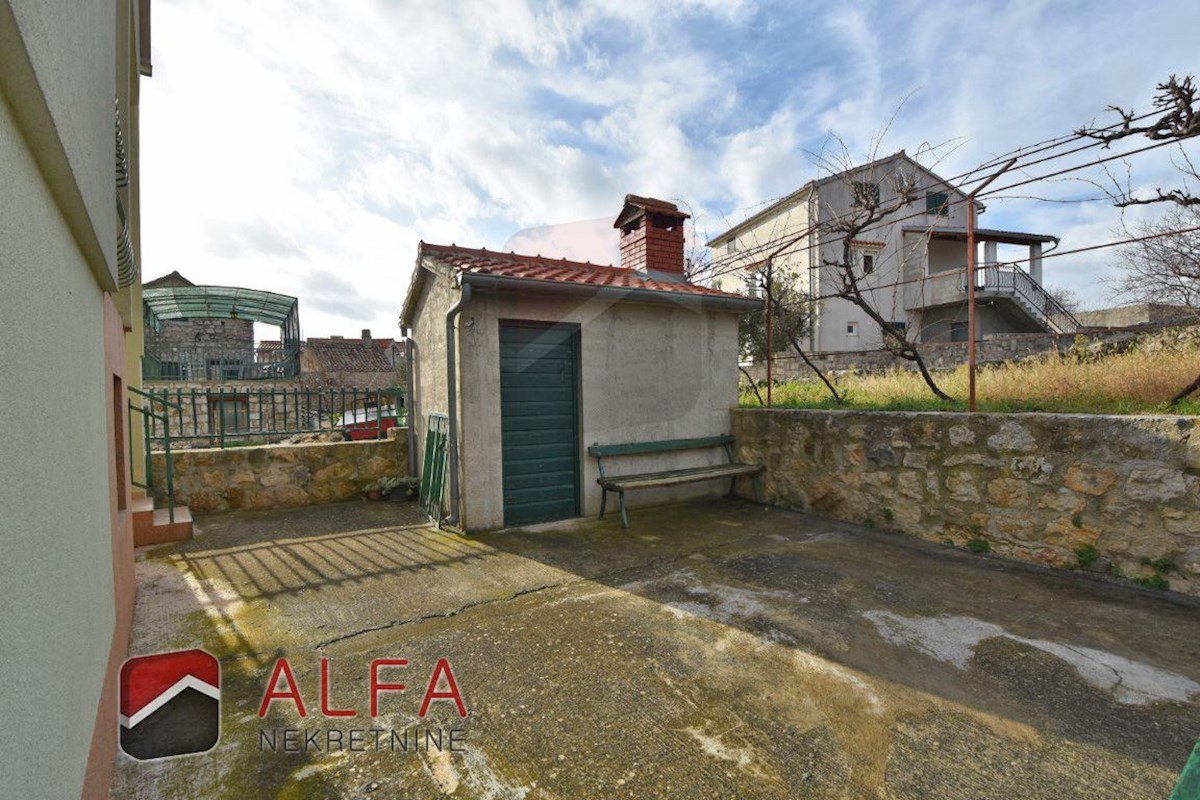 Hrvaška, otok Prvić, Šepurine – hiša naprodaj z velikim vrtom in pogledom na morje