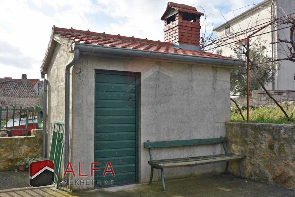 Hrvaška, otok Prvić, Šepurine – hiša naprodaj z velikim vrtom in pogledom na morje