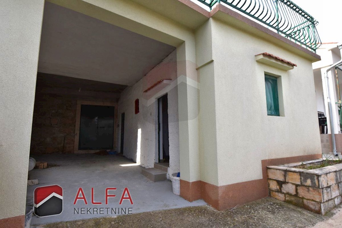 Hrvaška, otok Prvić, Šepurine – hiša naprodaj z velikim vrtom in pogledom na morje