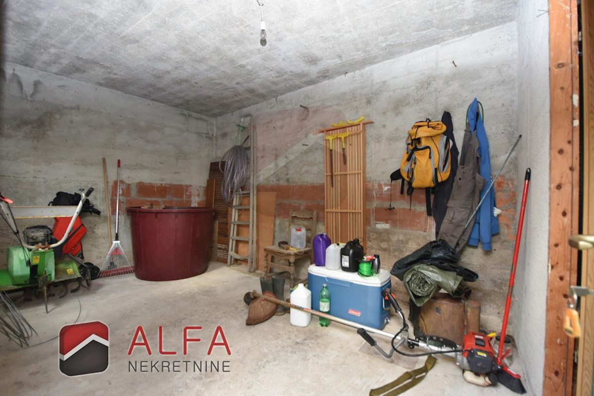 Hrvaška, otok Prvić, Šepurine – hiša naprodaj z velikim vrtom in pogledom na morje