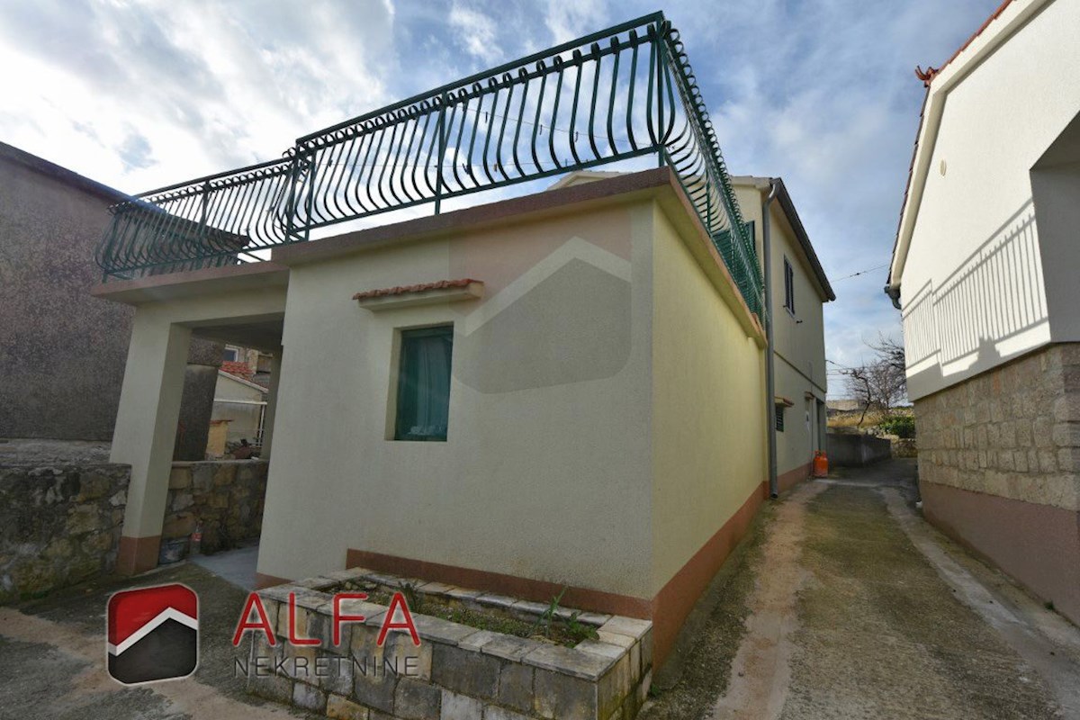 Hrvaška, otok Prvić, Šepurine – hiša naprodaj z velikim vrtom in pogledom na morje