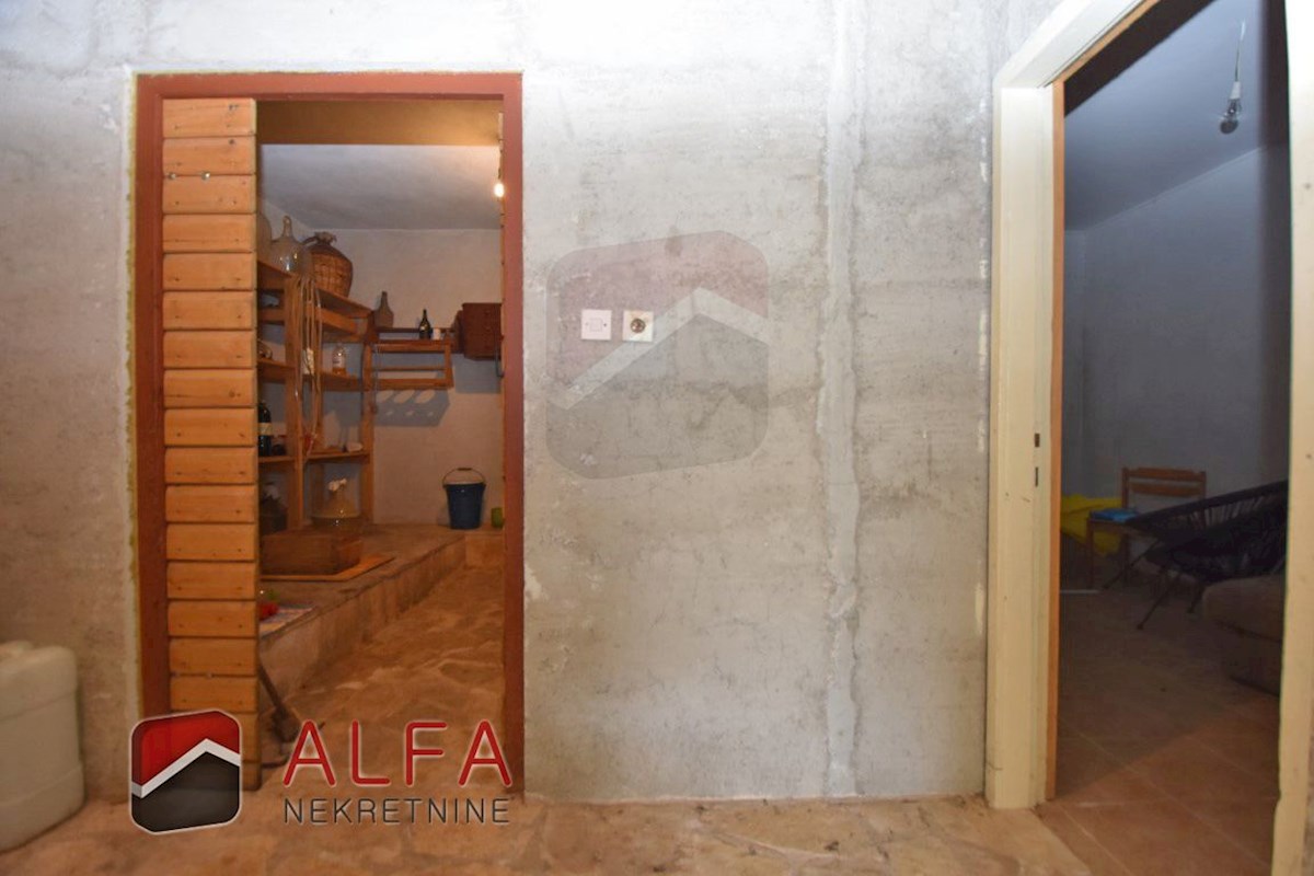 Hrvaška, otok Prvić, Šepurine – hiša naprodaj z velikim vrtom in pogledom na morje