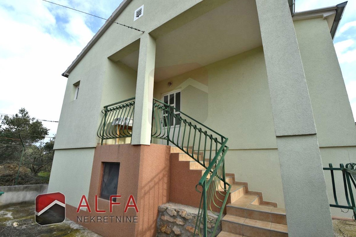 Hrvaška, otok Prvić, Šepurine – hiša naprodaj z velikim vrtom in pogledom na morje