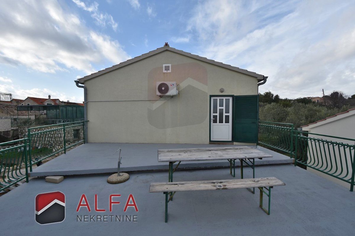 Hrvaška, otok Prvić, Šepurine – hiša naprodaj z velikim vrtom in pogledom na morje