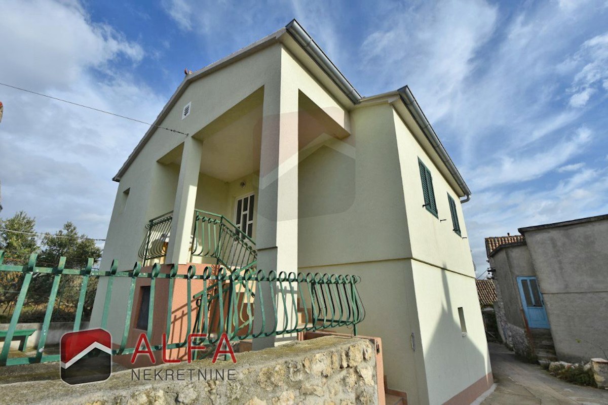 Hrvaška, otok Prvić, Šepurine – hiša naprodaj z velikim vrtom in pogledom na morje