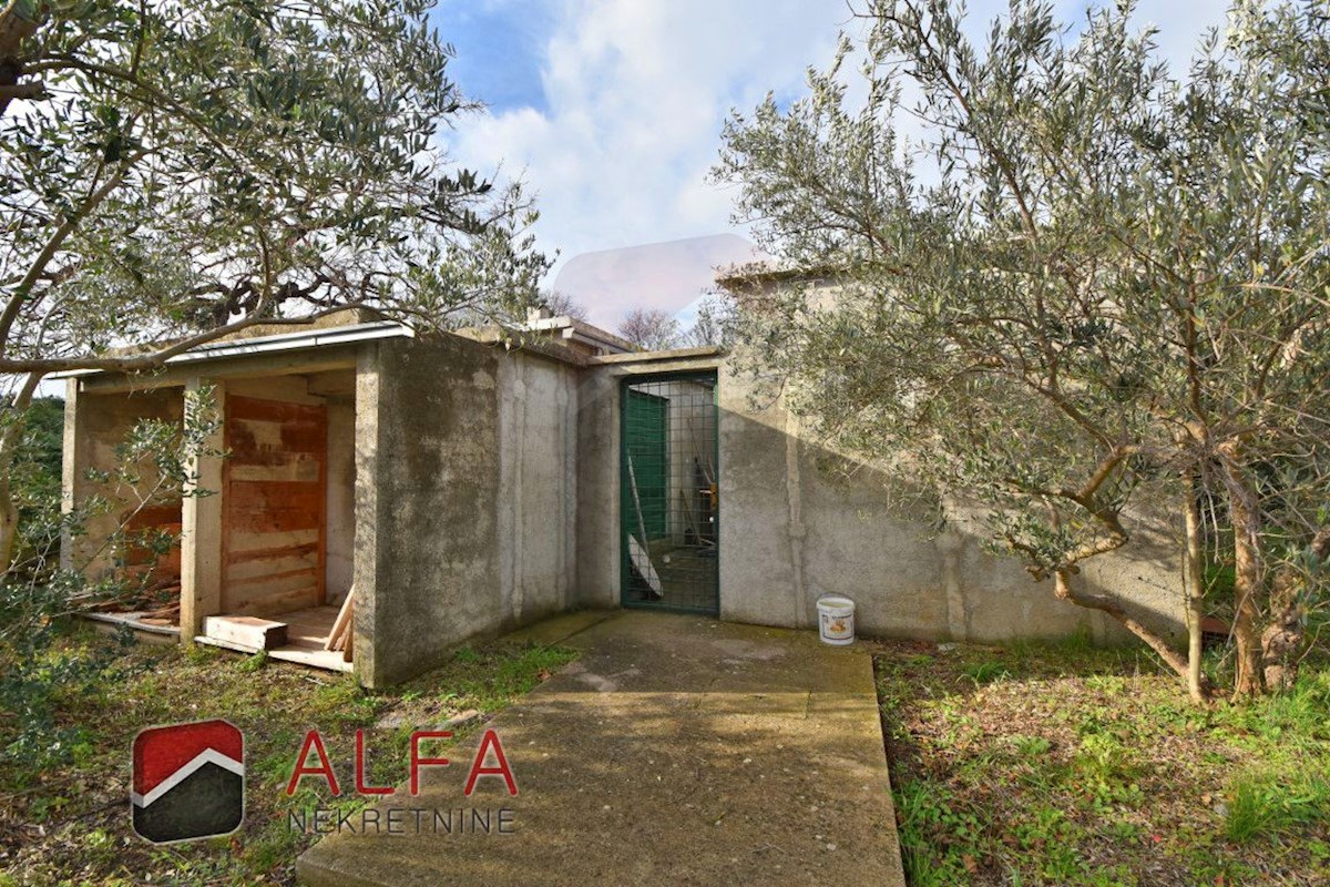 Hrvaška, otok Prvić, Šepurine – hiša naprodaj z velikim vrtom in pogledom na morje