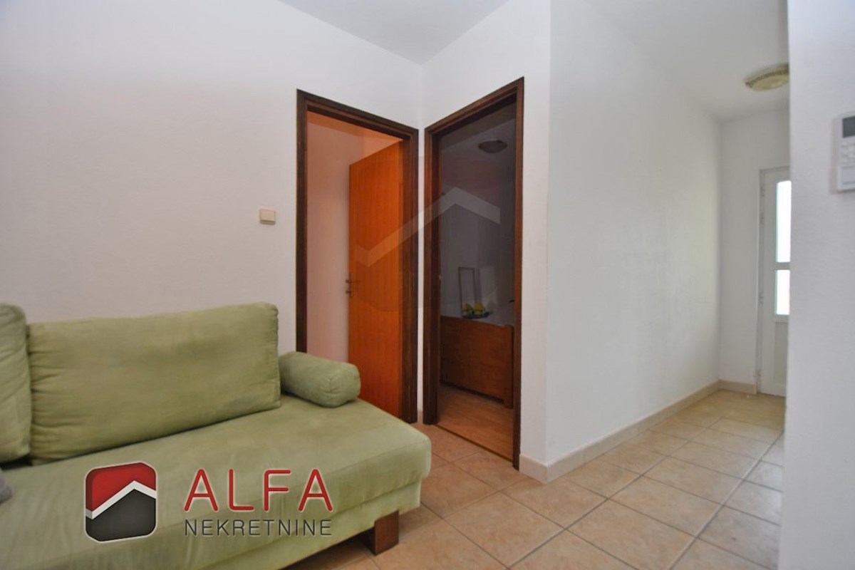 Hrvaška, otok Prvić, Šepurine – hiša naprodaj z velikim vrtom in pogledom na morje