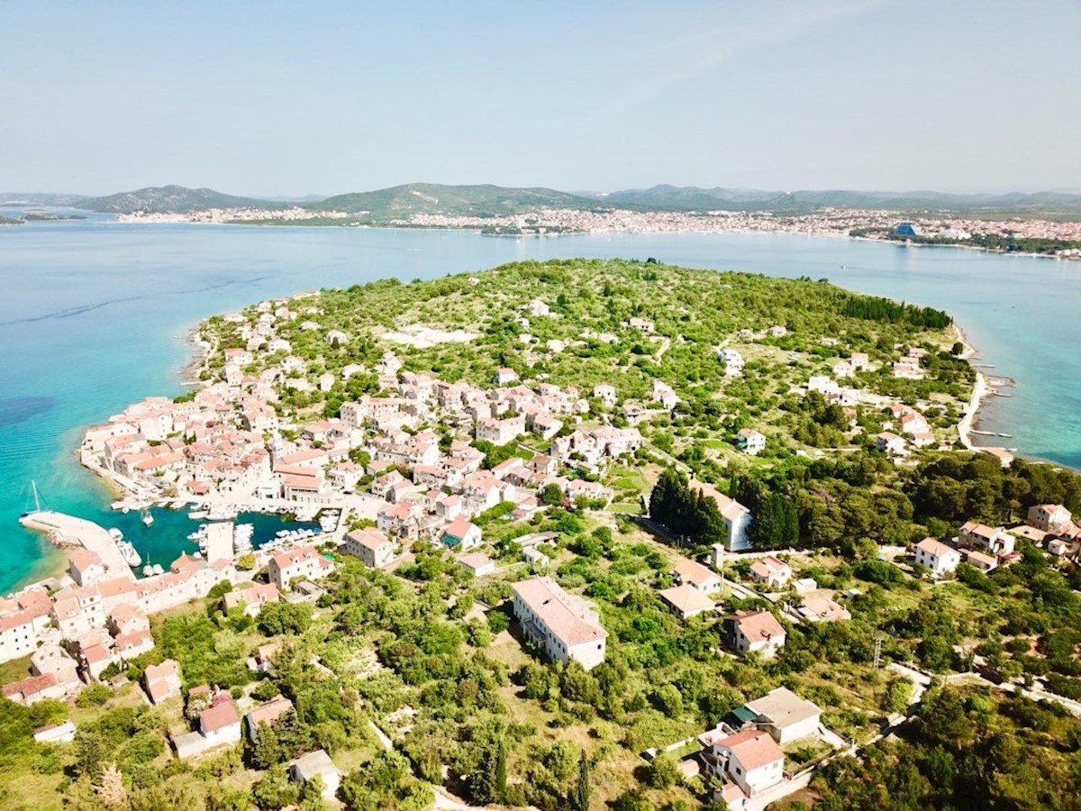 Hrvaška, otok Prvić, Šepurine – hiša naprodaj z velikim vrtom in pogledom na morje