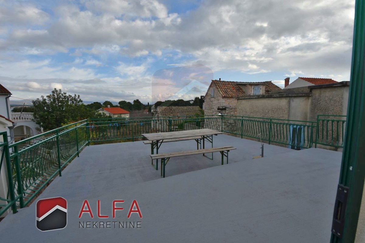 Hrvaška, otok Prvić, Šepurine – hiša naprodaj z velikim vrtom in pogledom na morje