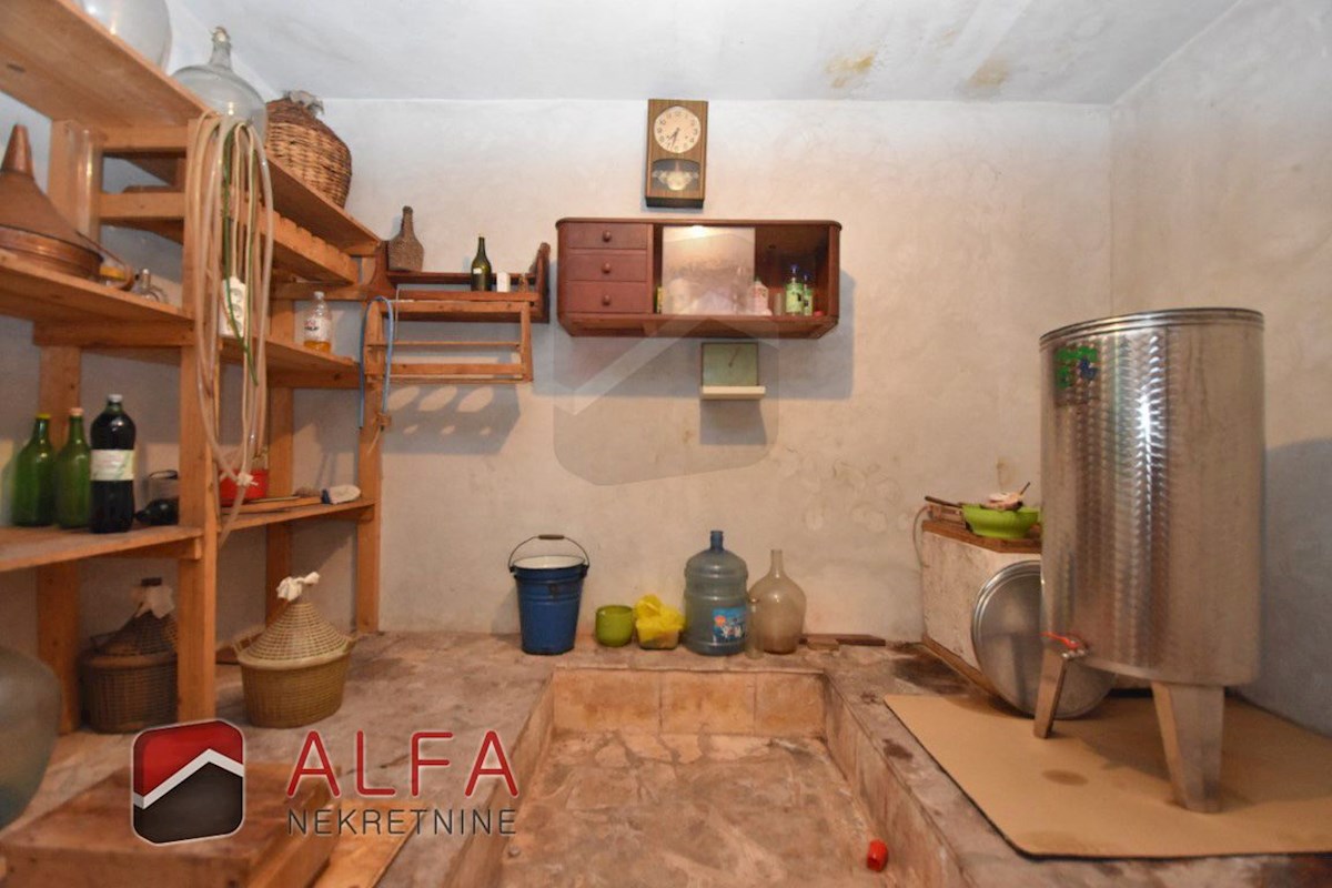 Hrvaška, otok Prvić, Šepurine – hiša naprodaj z velikim vrtom in pogledom na morje