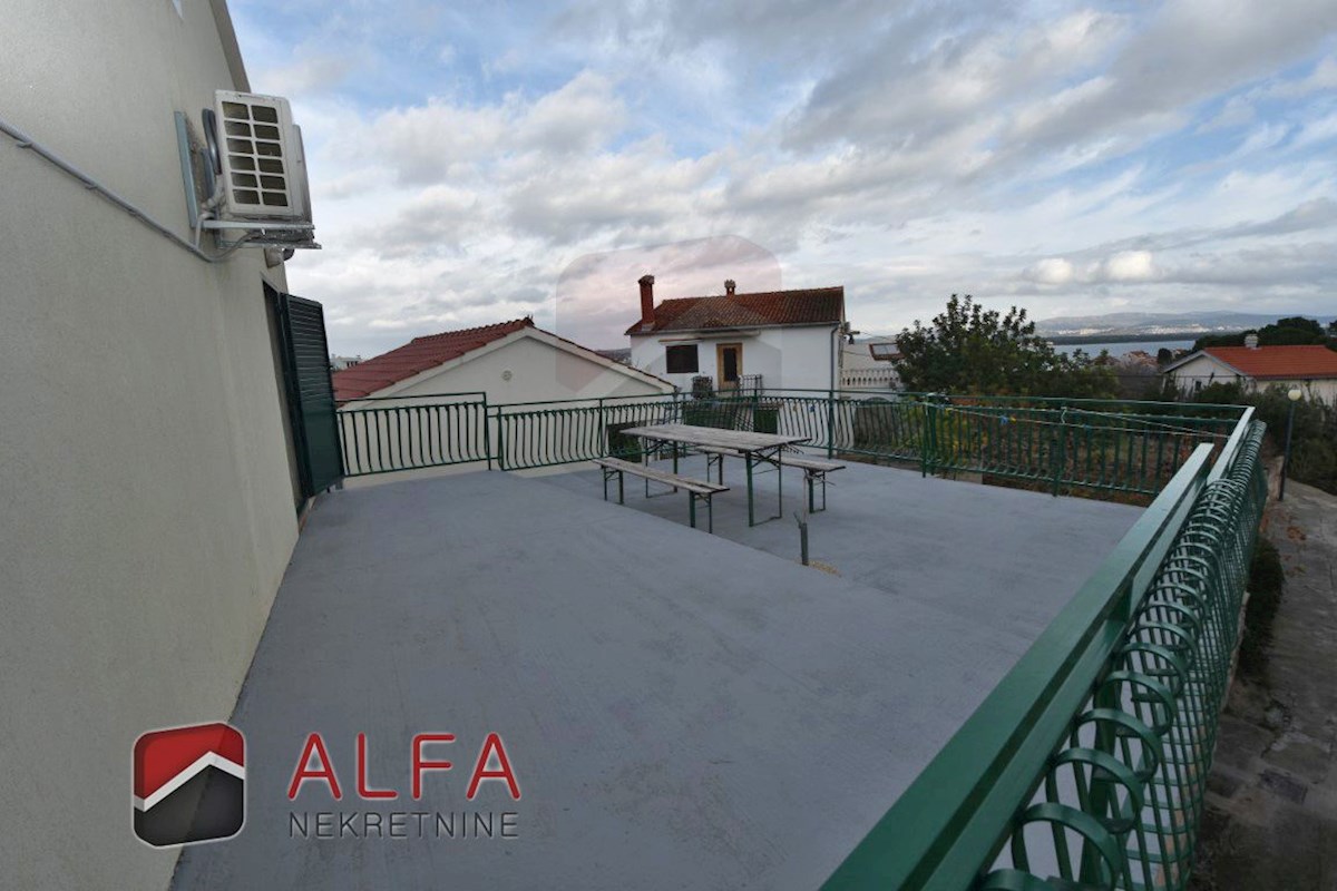 Hrvaška, otok Prvić, Šepurine – hiša naprodaj z velikim vrtom in pogledom na morje