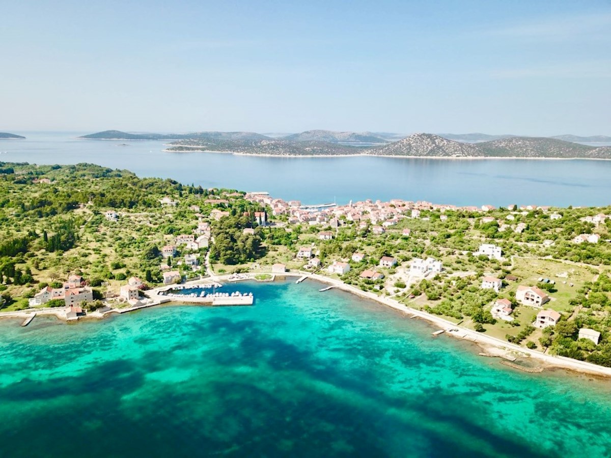 Hrvaška, otok Prvić, Šepurine – hiša naprodaj z velikim vrtom in pogledom na morje