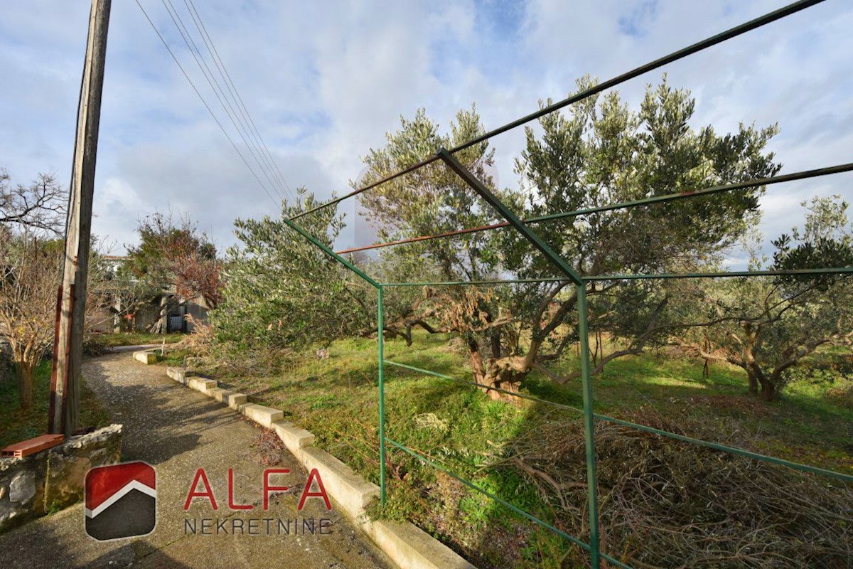 Hrvaška, otok Prvić, Šepurine – hiša naprodaj z velikim vrtom in pogledom na morje