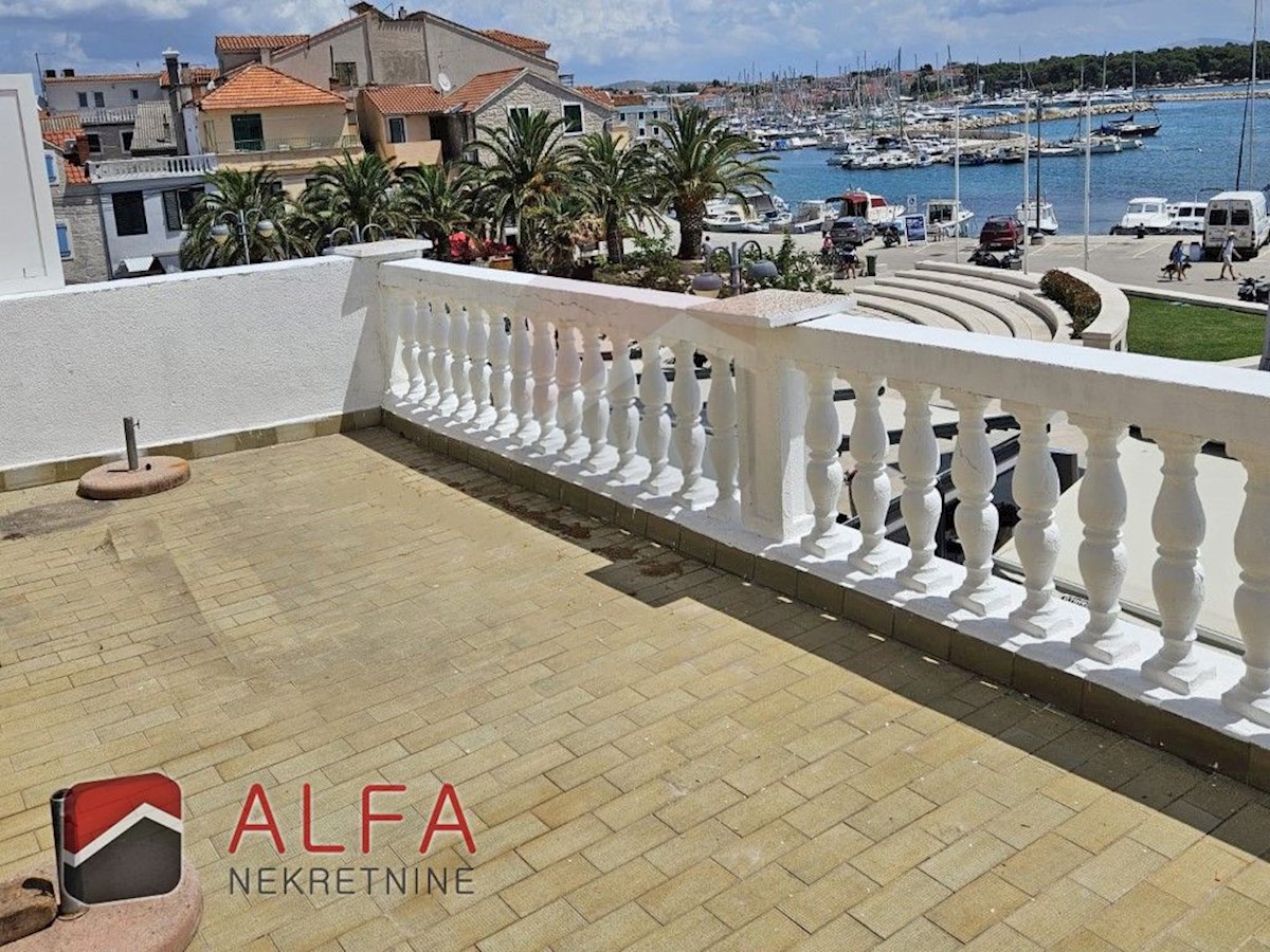 Hrvaška, center Vodic – hiša z restavracijo naprodaj ob obalni promenadi