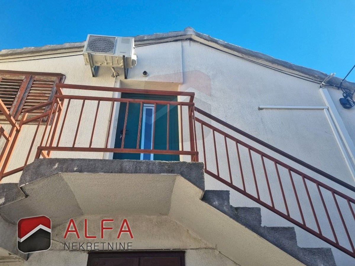 Hrvaška, center Vodic – hiša z restavracijo naprodaj ob obalni promenadi