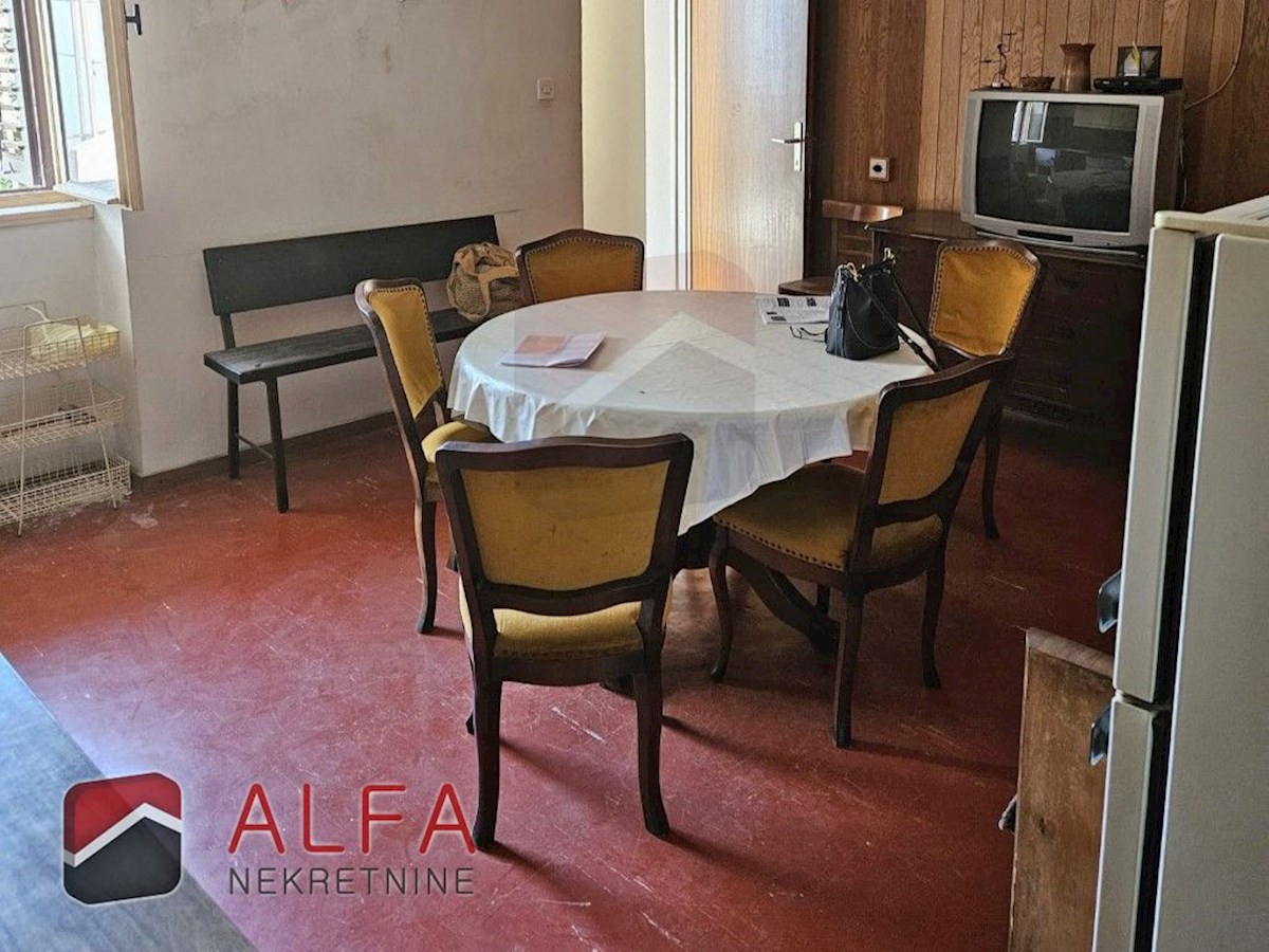 Hrvaška, center Vodic – hiša z restavracijo naprodaj ob obalni promenadi