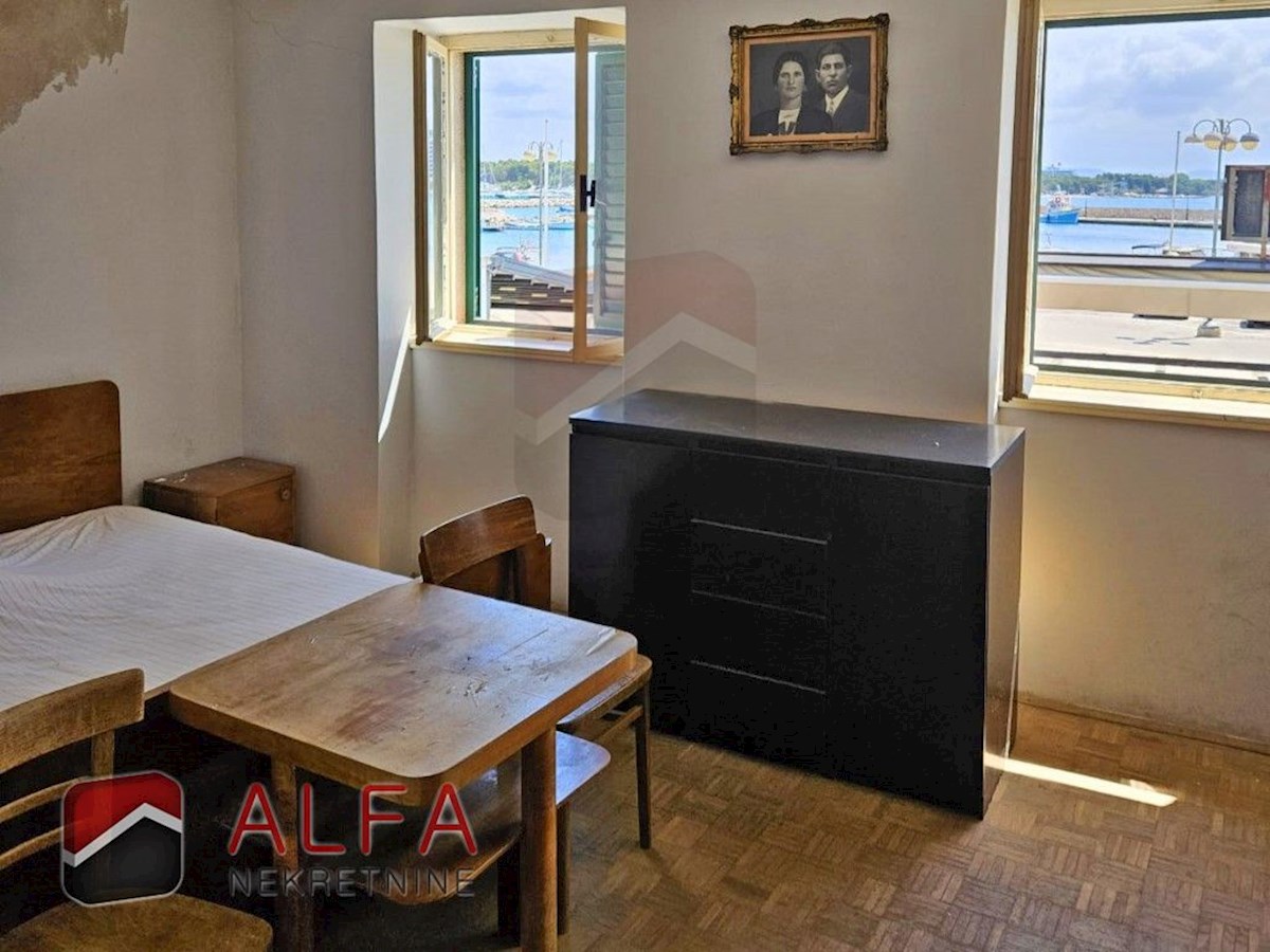 Hrvaška, center Vodic – hiša z restavracijo naprodaj ob obalni promenadi