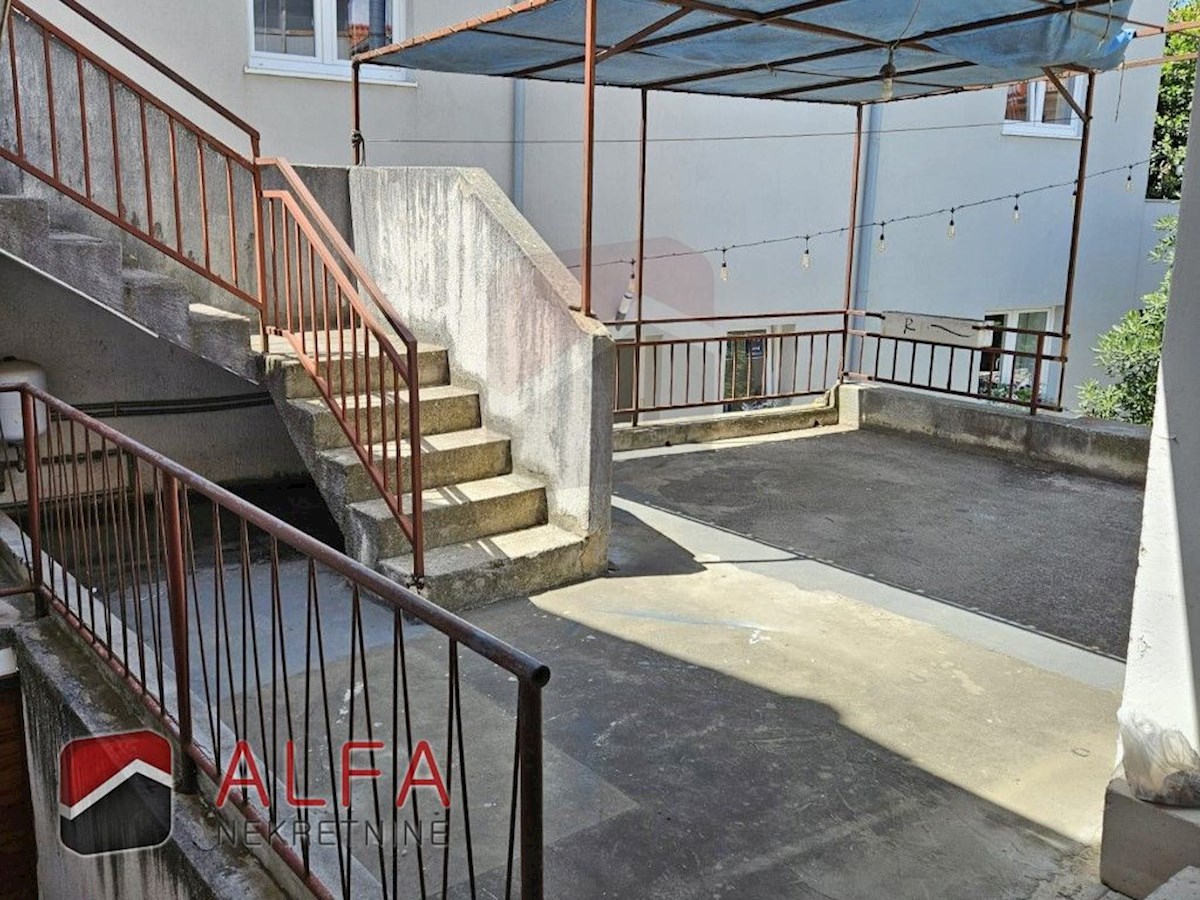 Hrvaška, center Vodic – hiša z restavracijo naprodaj ob obalni promenadi