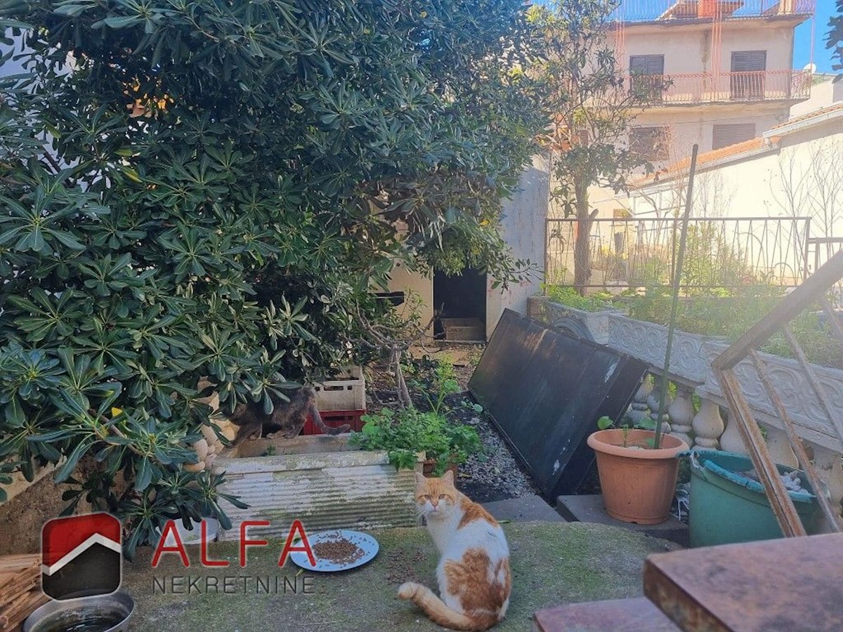 Hrvaška, center Vodic – hiša z restavracijo naprodaj ob obalni promenadi