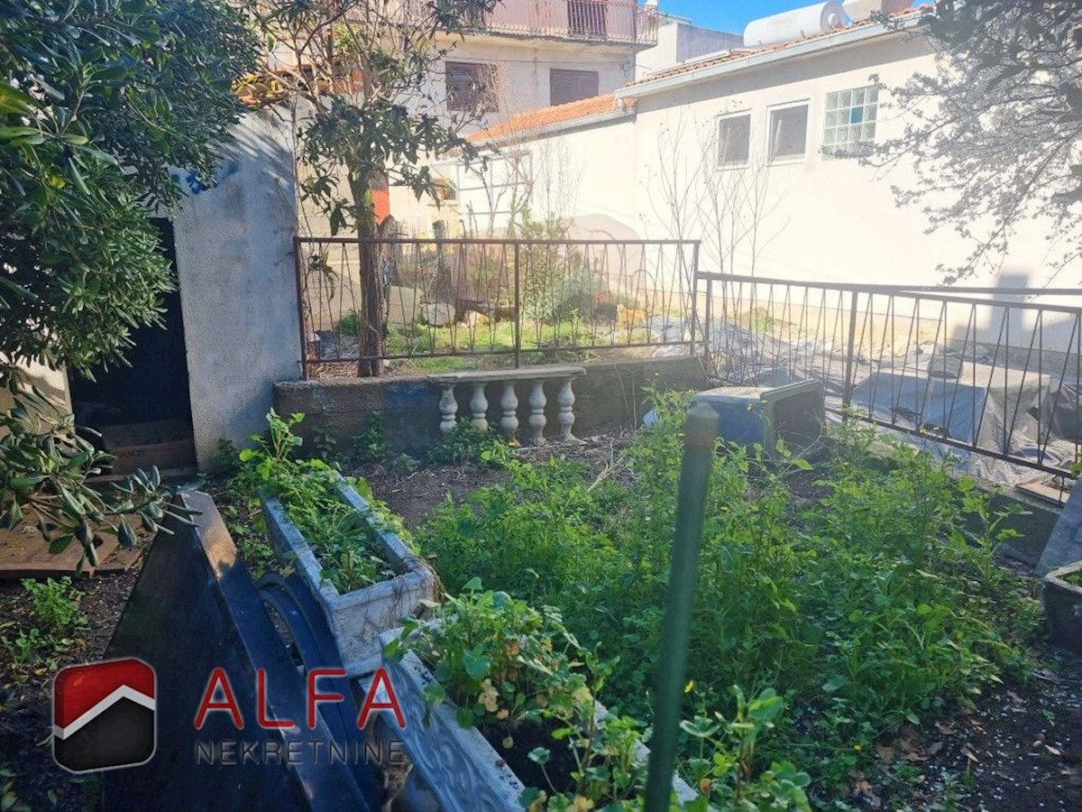 Hrvaška, center Vodic – hiša z restavracijo naprodaj ob obalni promenadi