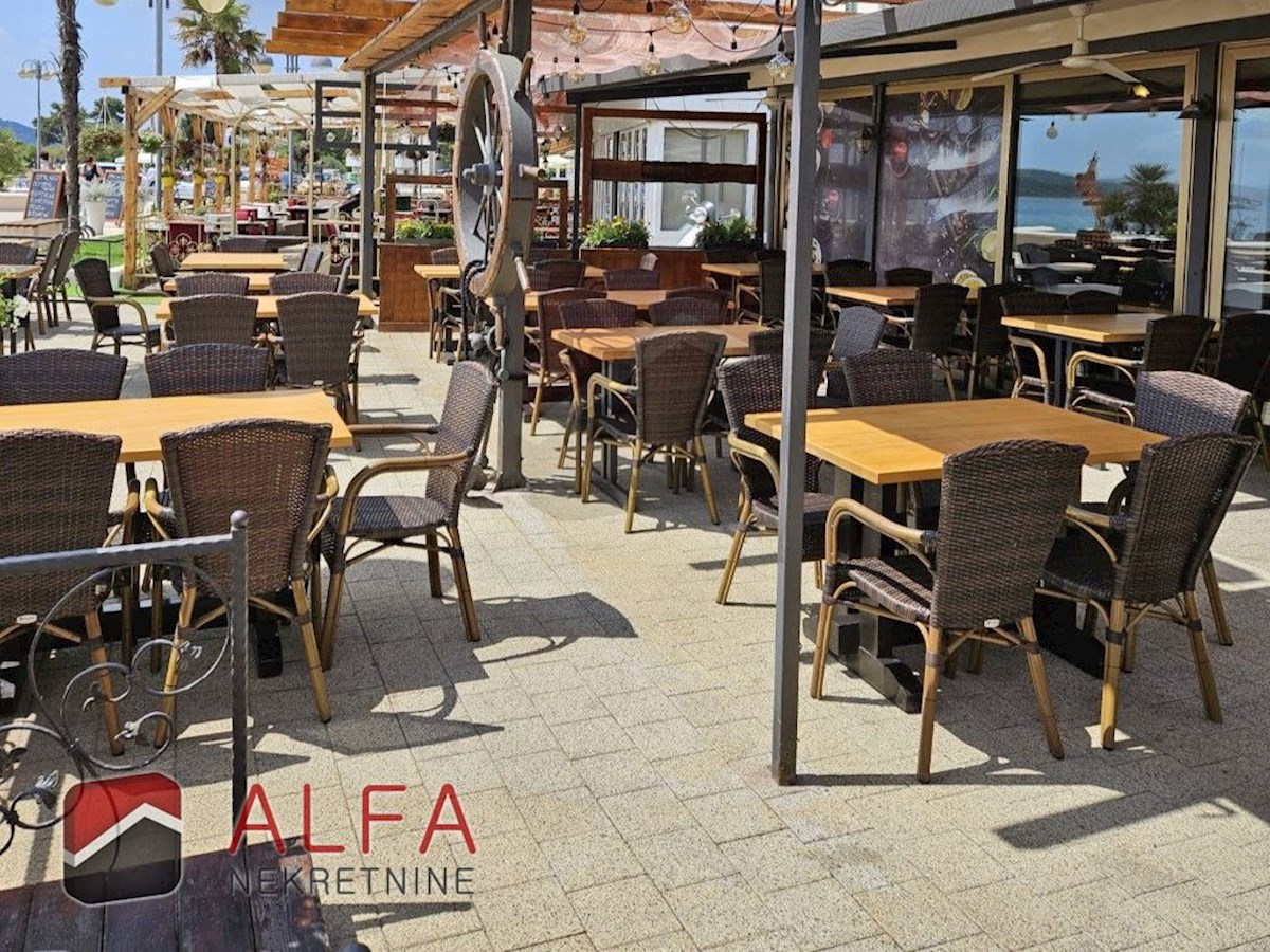 Hrvaška, center Vodic – hiša z restavracijo naprodaj ob obalni promenadi