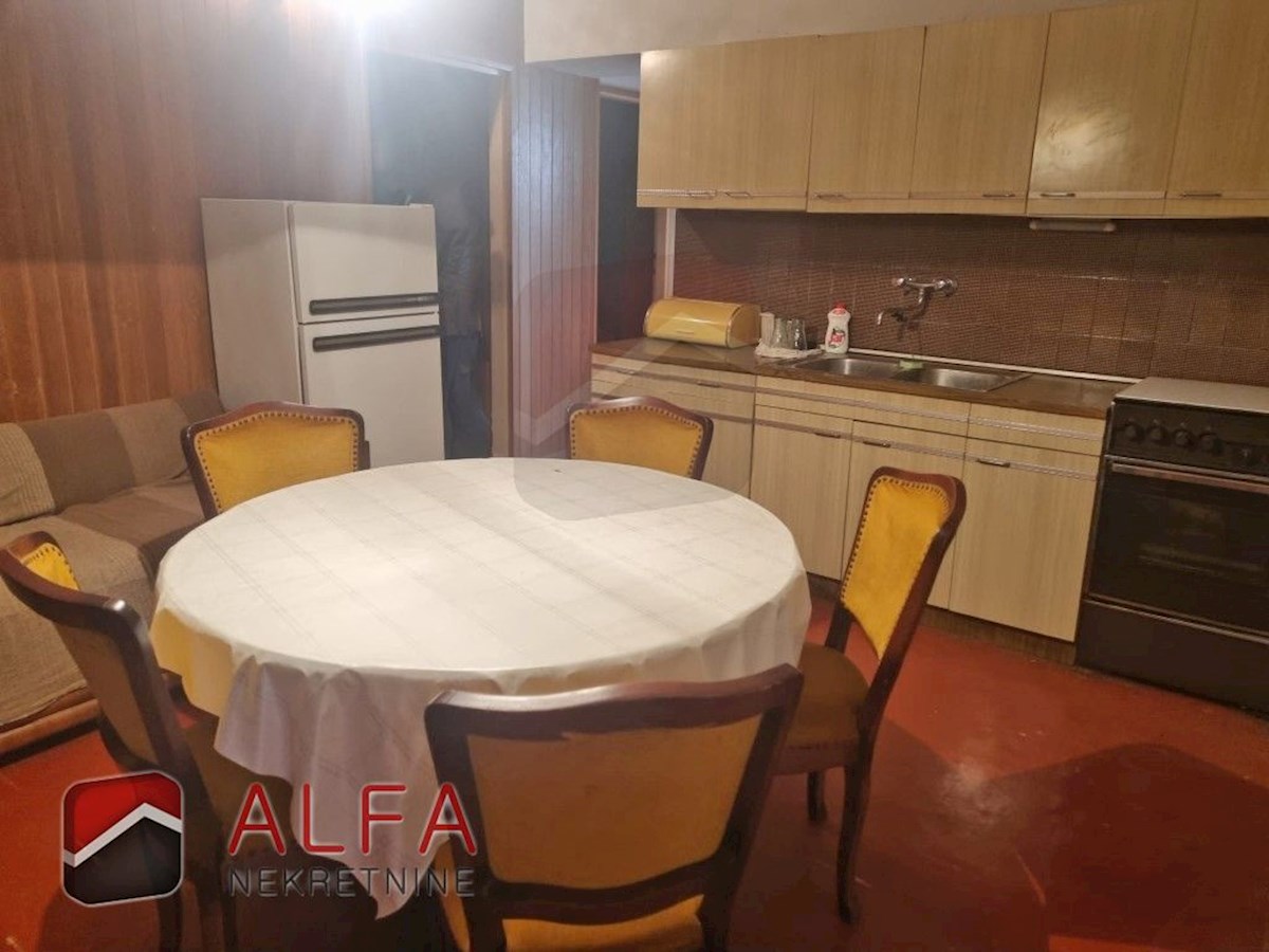 Hrvaška, center Vodic – hiša z restavracijo naprodaj ob obalni promenadi