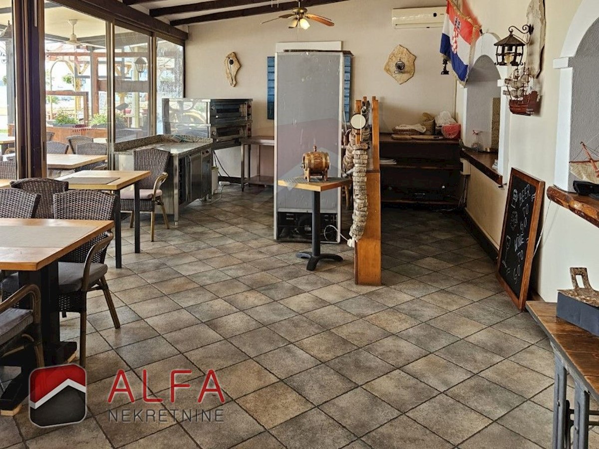 Hrvaška, center Vodic – hiša z restavracijo naprodaj ob obalni promenadi