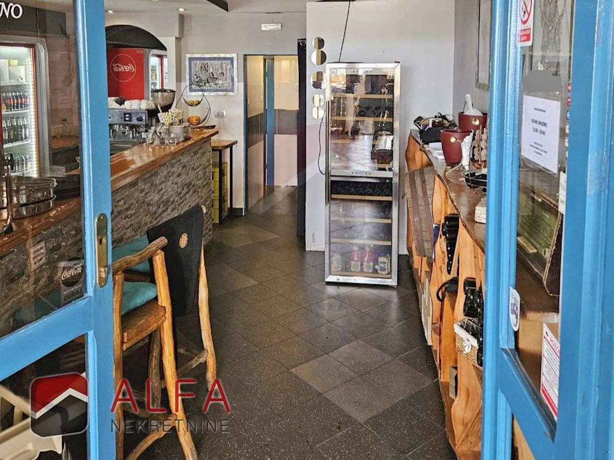 Hrvaška, center Vodic – hiša z restavracijo naprodaj ob obalni promenadi