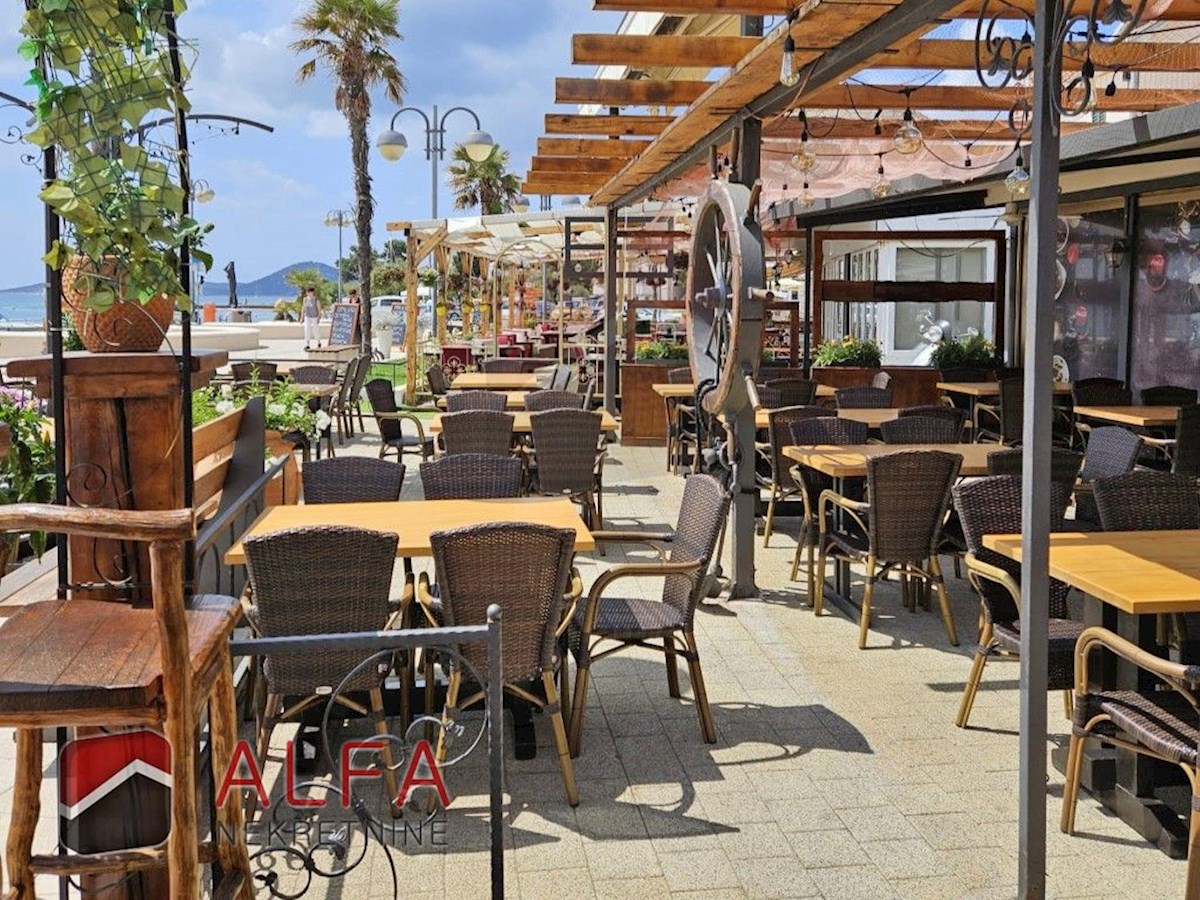 Hrvaška, center Vodic – hiša z restavracijo naprodaj ob obalni promenadi