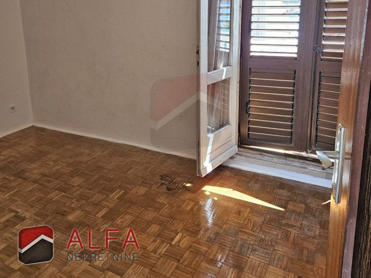 Hrvaška, center Vodic – hiša z restavracijo naprodaj ob obalni promenadi