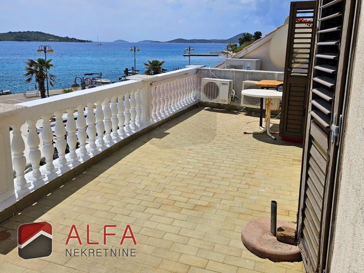 Hrvaška, center Vodic – hiša z restavracijo naprodaj ob obalni promenadi