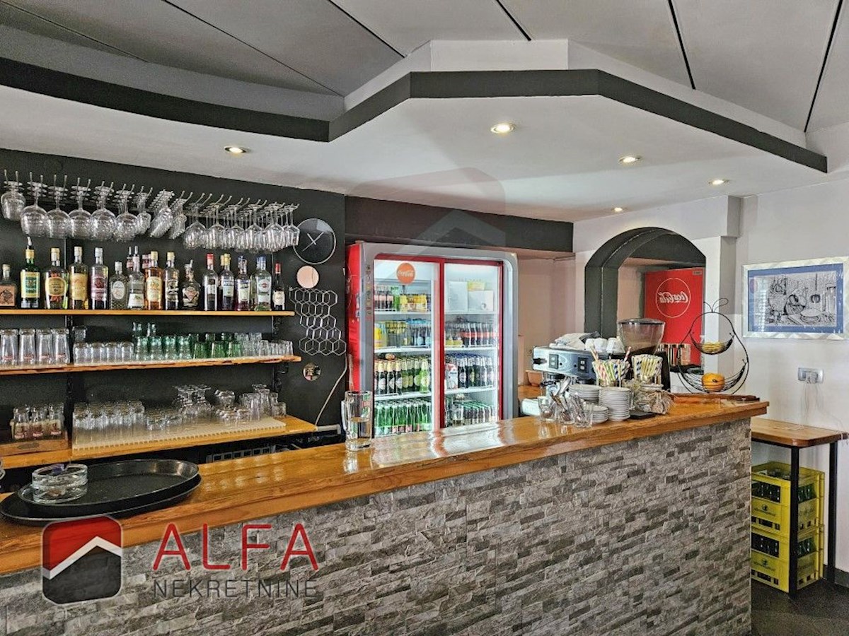 Hrvaška, center Vodic – hiša z restavracijo naprodaj ob obalni promenadi