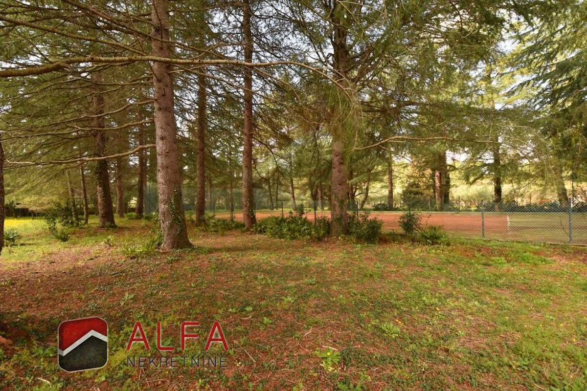 Hrvaška, območje Šibenika, ekskluzivna zasebna posest z vilo, bazenom in teniškim igriščem na 16.695 m² zemljišča