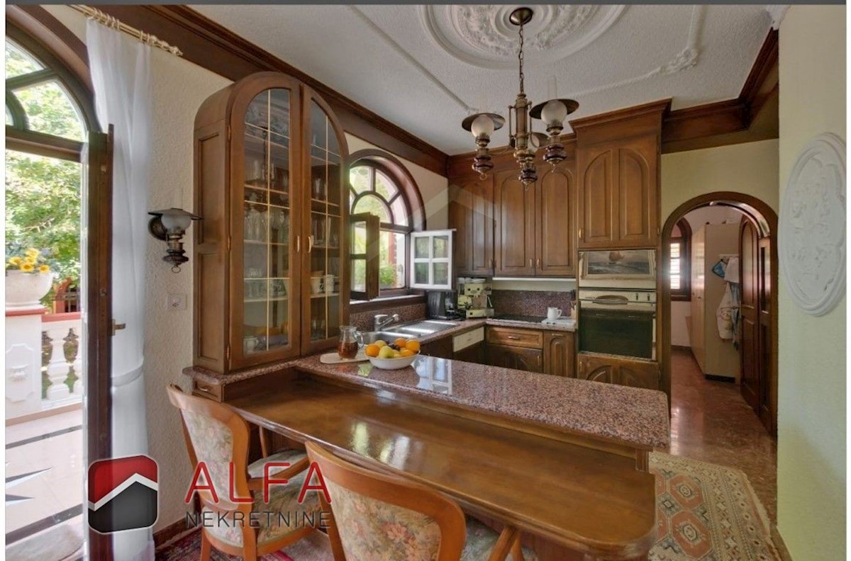 Hrvaška, območje Šibenika, ekskluzivna zasebna posest z vilo, bazenom in teniškim igriščem na 16.695 m² zemljišča