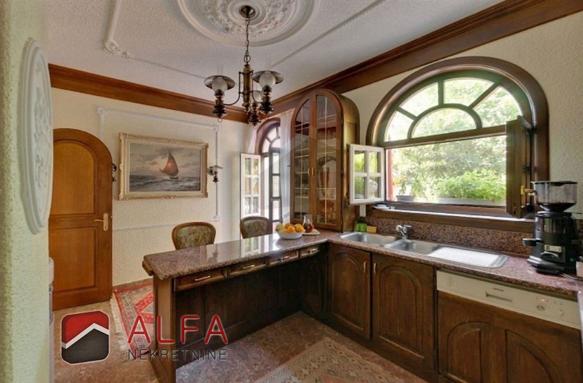 Hrvaška, območje Šibenika, ekskluzivna zasebna posest z vilo, bazenom in teniškim igriščem na 16.695 m² zemljišča