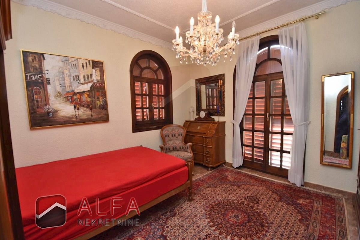 Hrvaška, območje Šibenika, ekskluzivna zasebna posest z vilo, bazenom in teniškim igriščem na 16.695 m² zemljišča